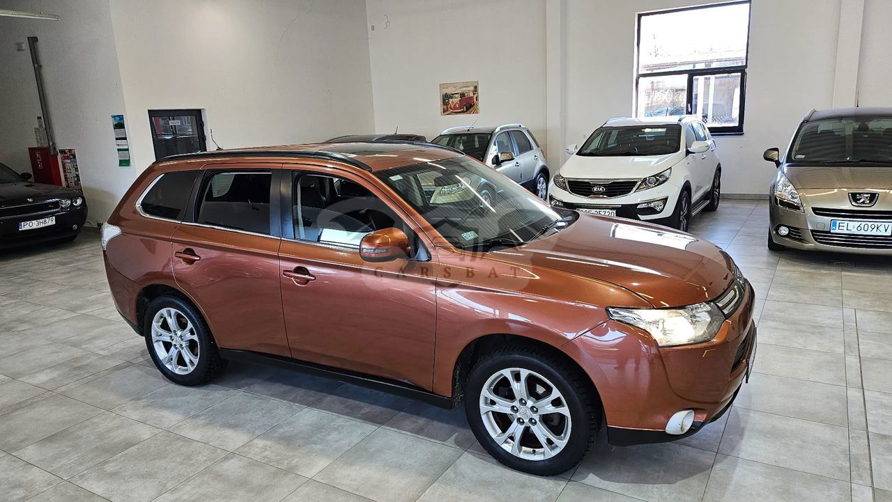 Mitsubishi Outlander III 2.2 DID Intense + 4WD 2012