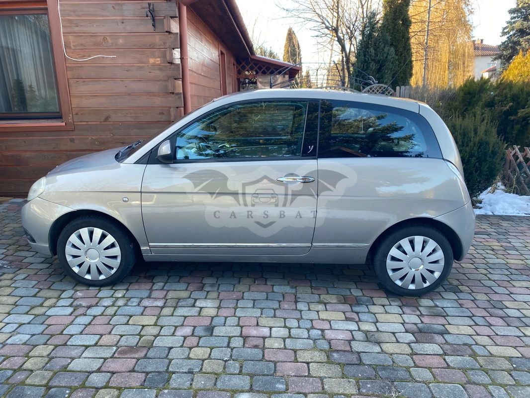 Lancia Ypsilon 1.2 8V Platino (4 os.) 2011