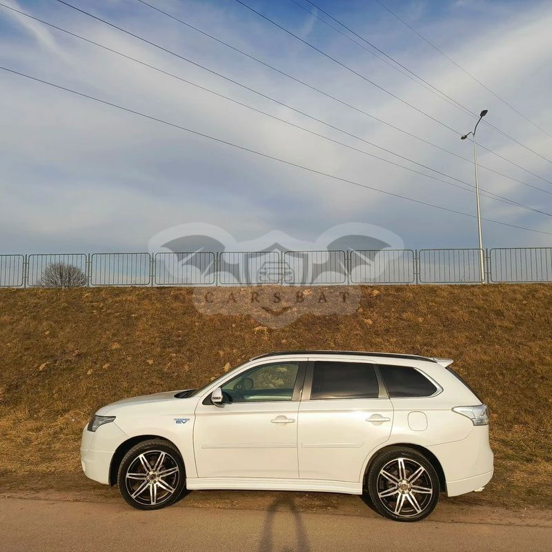 Mitsubishi Outlander III PHEV Instyle NAVI + 2013