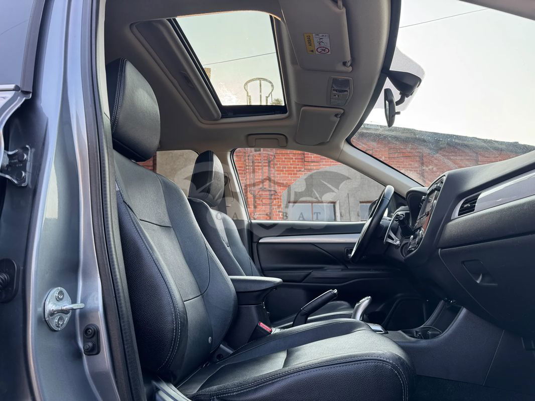 Mitsubishi Outlander III PHEV Instyle NAVI + 2014