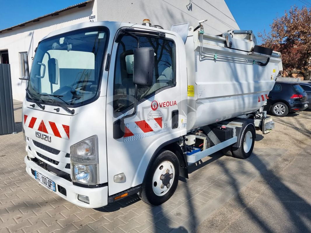 Isuzu M55 2017