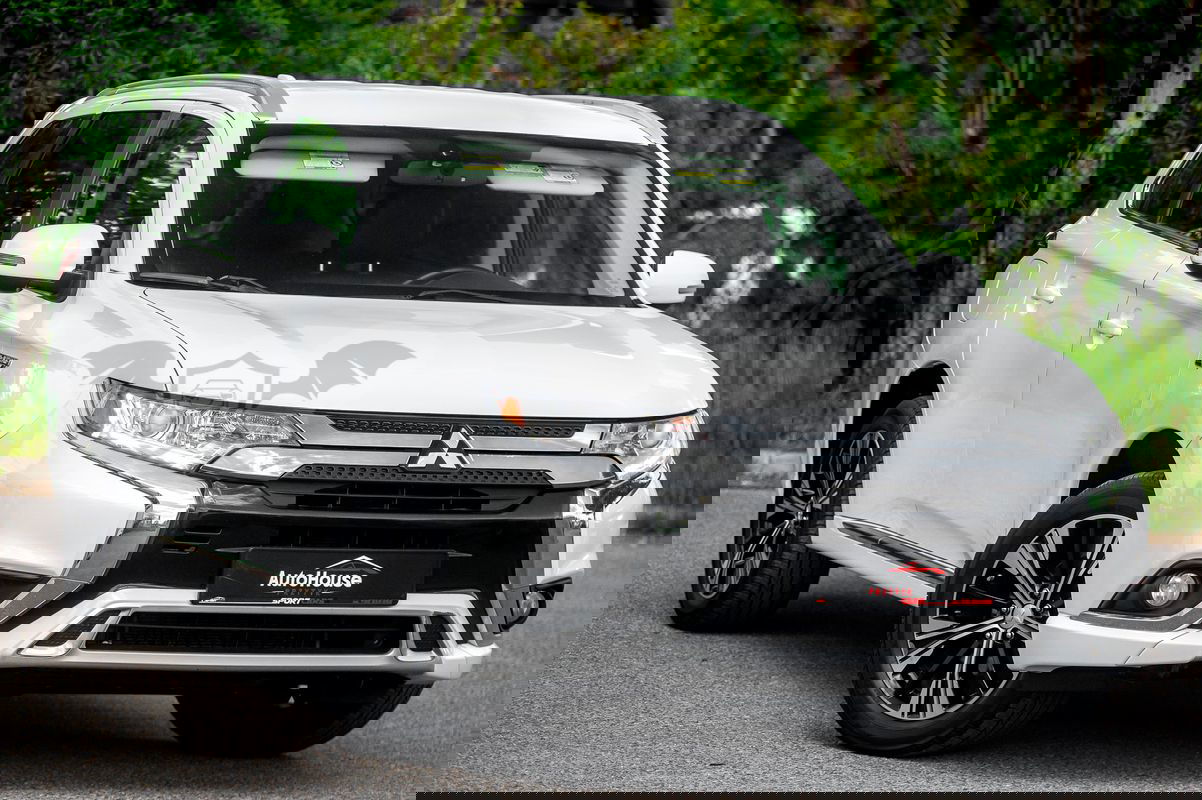 Mitsubishi Outlander III PHEV Instyle NAVI + 2019