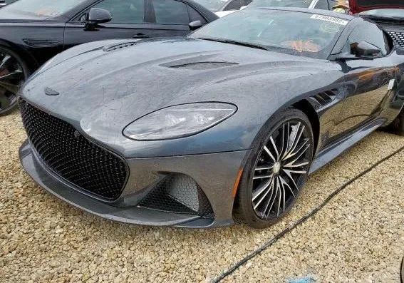 Aston Martin DBS 2021