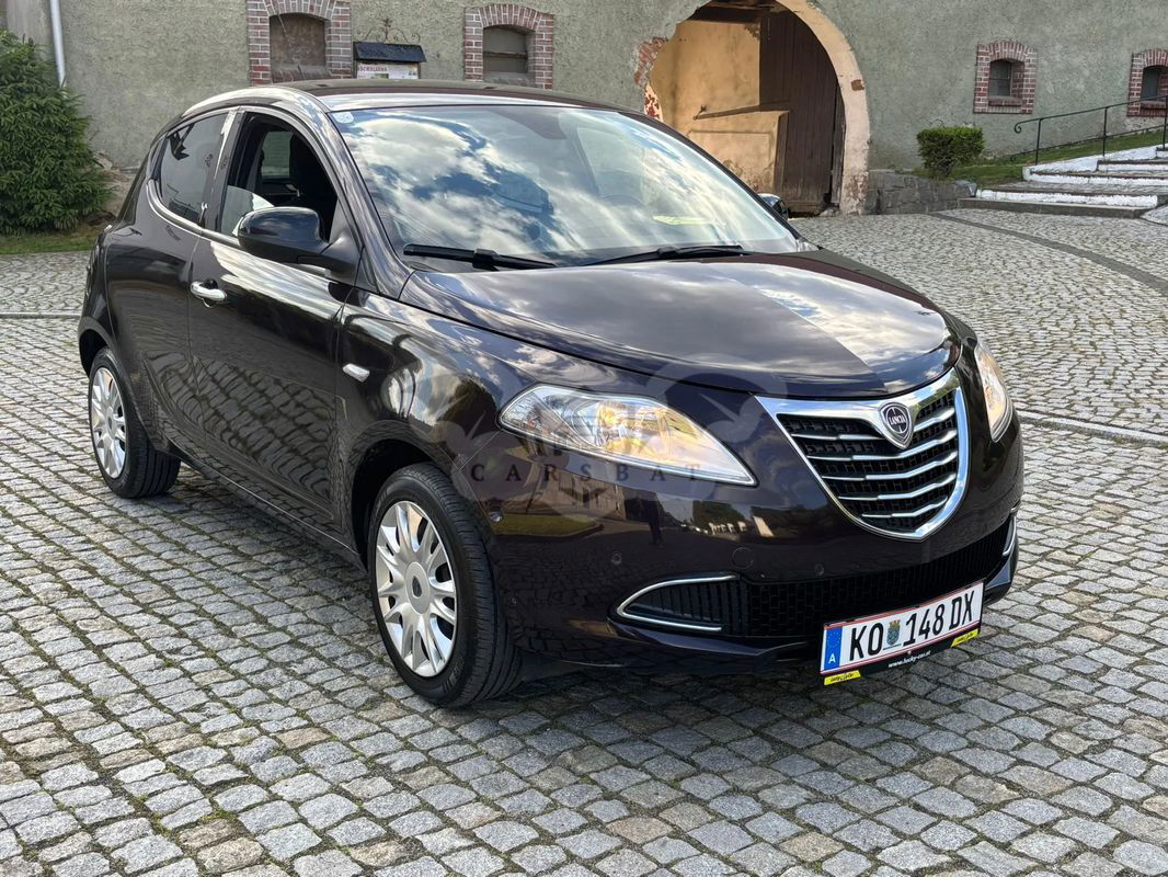Lancia Ypsilon 1.2 8V Platino (5 os.) 2012