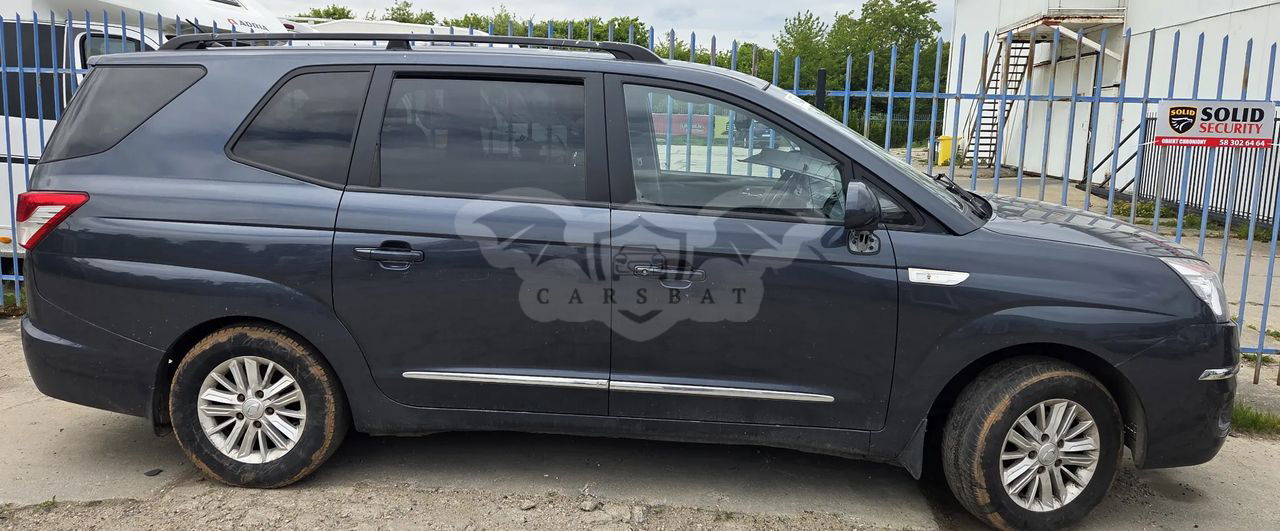 Ssangyong / KG Mobility Rodius 2.0 e-XDi200 Crystal 2015