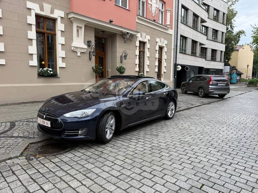 Tesla Model S Standard 2014