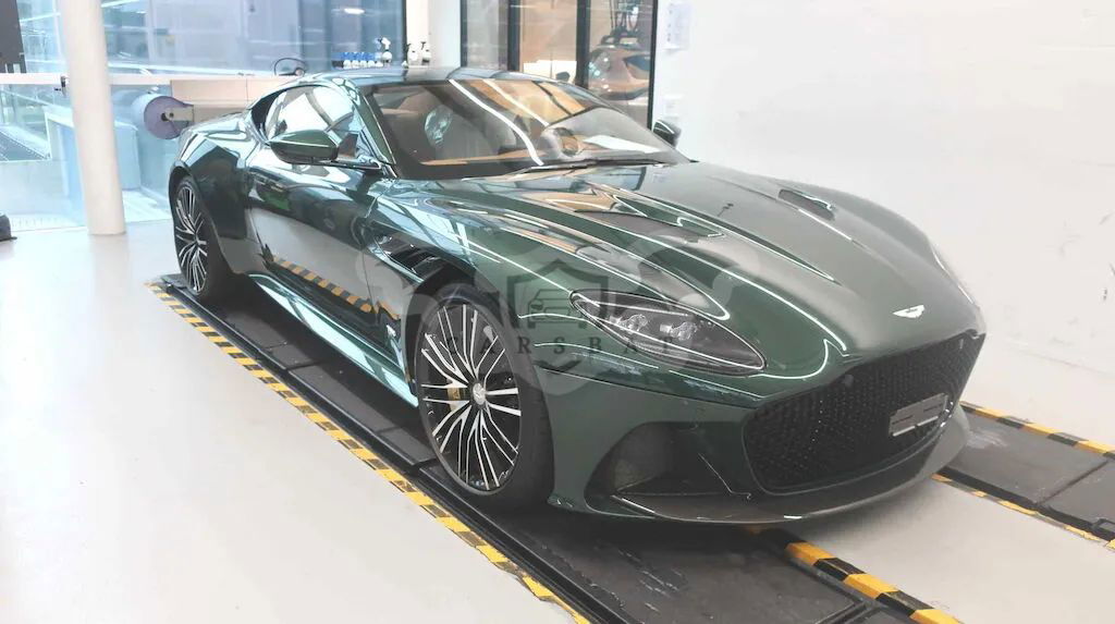 Aston Martin DBS 2023