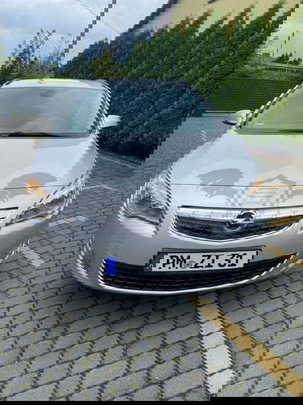 Opel Astra J 2011