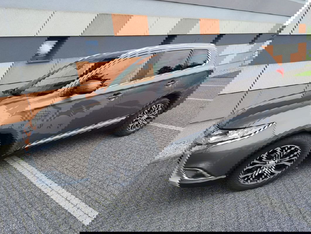 Mitsubishi Outlander III 2.2 DI-D 4WD Automatik Diamant Edition 2017