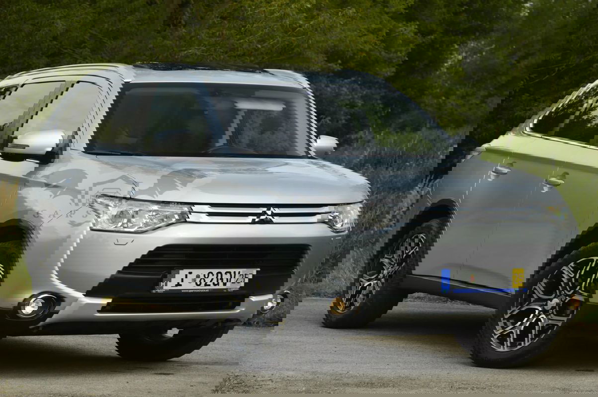Mitsubishi Outlander III 2.0 Intense + Navi 4WD CVT 2014