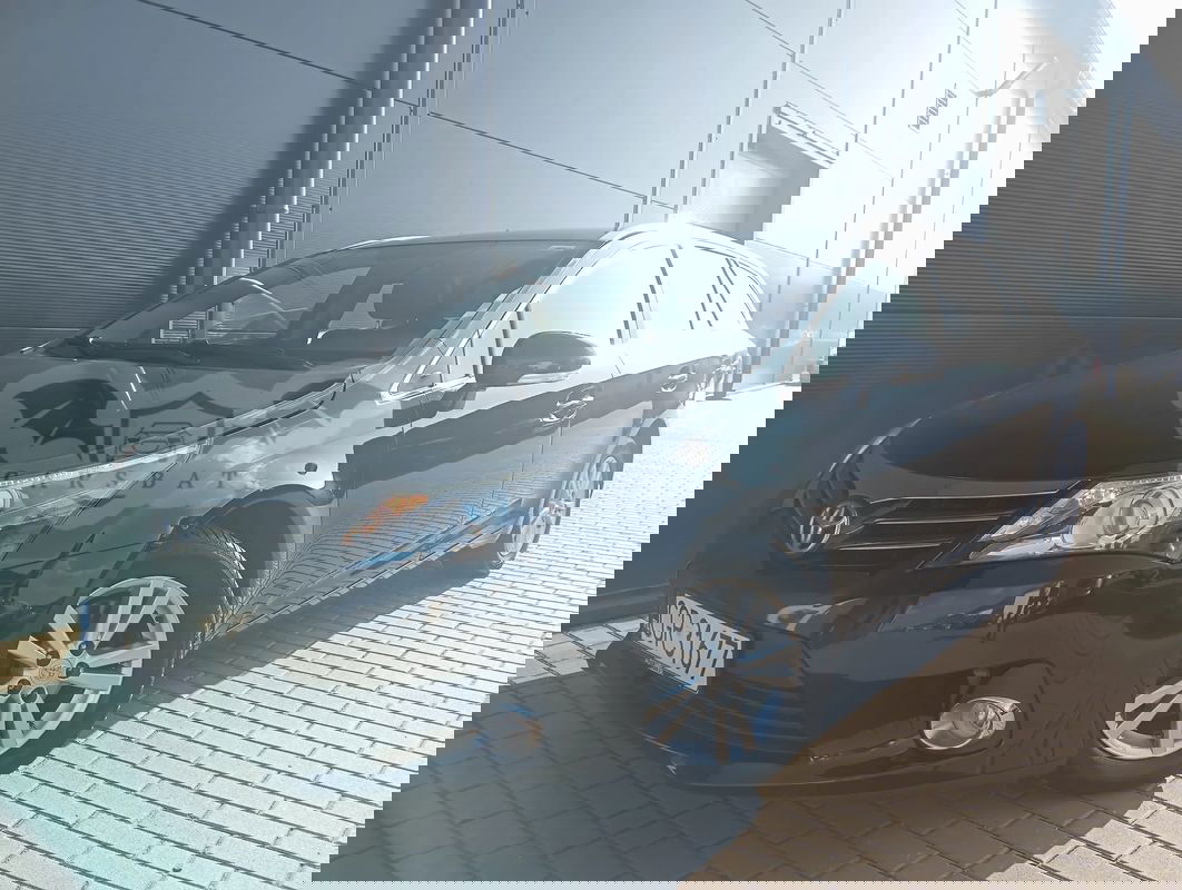 Toyota Avensis III 2.0 D-4D Premium 2012