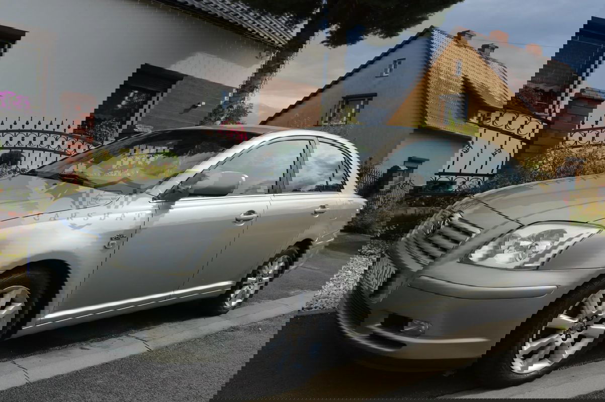 Toyota Avensis II 2.0 D-4D Sol 2004