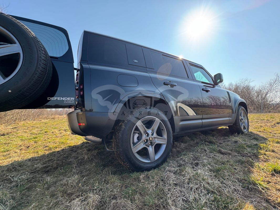 Land Rover Defender 2024