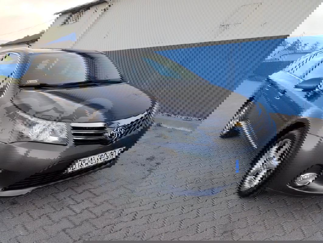 Toyota Avensis III 1.8 Premium 2012