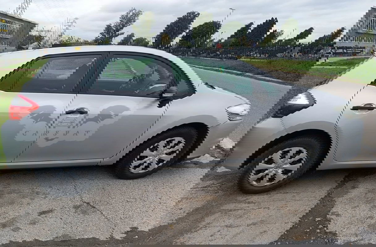 Toyota Auris I ver-1-33-vvt--i-terra 2011
