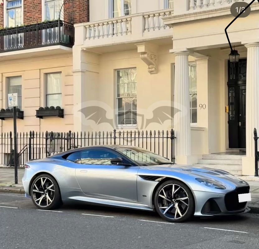 Aston Martin DBS 2021