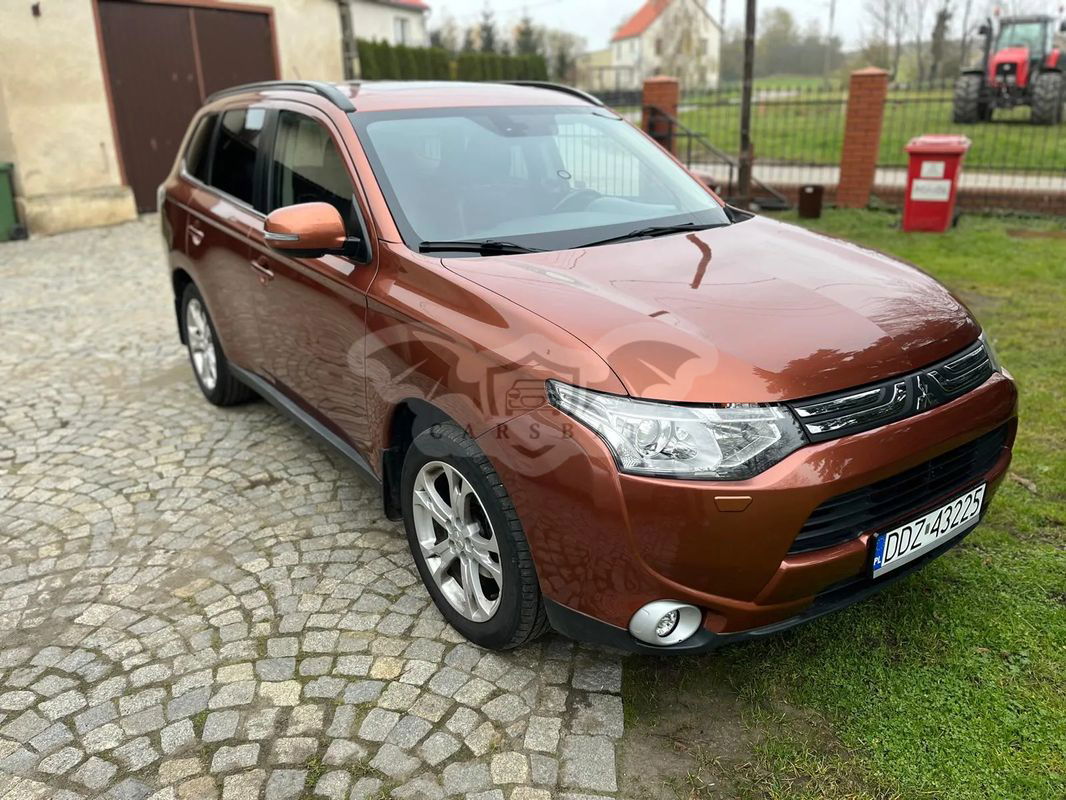 Mitsubishi Outlander III 2.2 DID Instyle Navi 2013